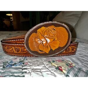 VINTAGE UNWORN TONY LAMA COMONCHERO TOOLED LEATHER WESTERN BELT & BUCKLE UNISEX